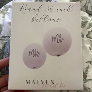 White Mr and Mrs 36 inch balloons. Wedding decor. Bridal shower.White with black